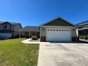 Building Photo - Beautiful Home with Quartz Countertops!