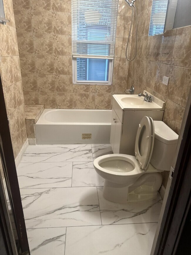 Building Photo - Updated 3-Bedroom Home in South Chicago – ...