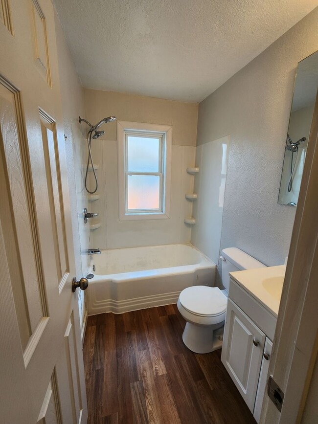Building Photo - Charming Old-School 4-bedroom Home for Rent!