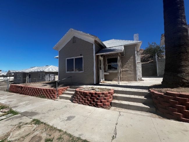 Primary Photo - 319 E St