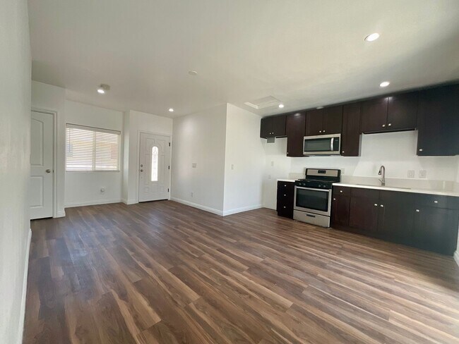 Building Photo - 1057 Circle City Dr