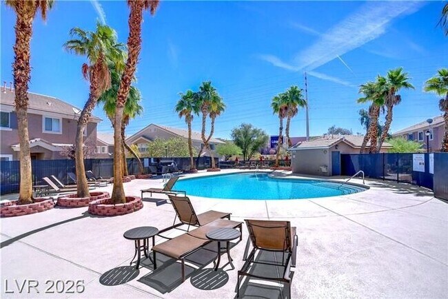 Building Photo - Gated Community with the perfect mix of style, location, and amenities!