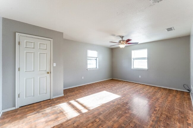 Building Photo - Horse property with shop in country oasis