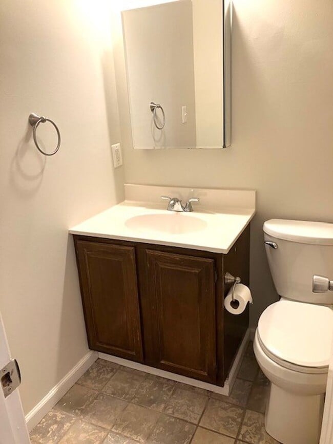 Building Photo - SPACIOUS HOME ON LARGE LOT - 4 BEDS 2.5 BATHS
