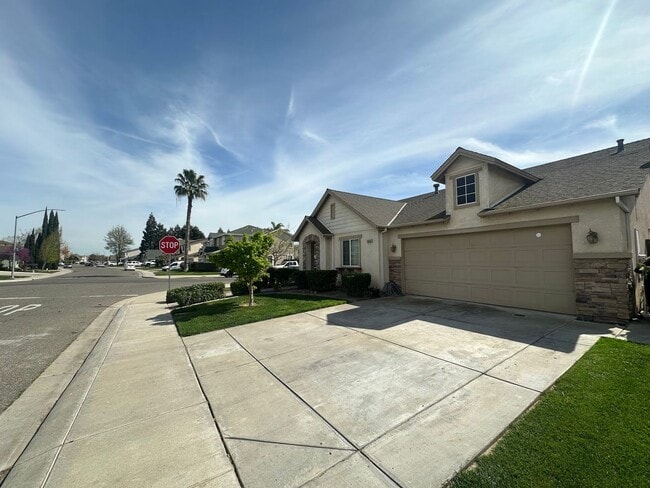 Building Photo - 2462 Gallery Dr