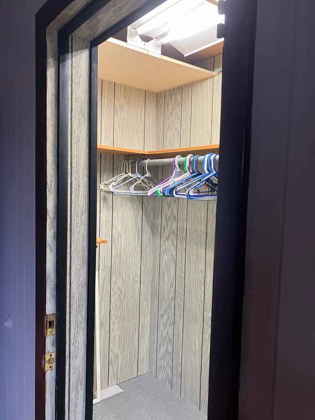 Building Photo - 517 11th Ave W