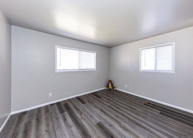 Building Photo - Newly Remodeled 3 Bedroom Home in Central Location