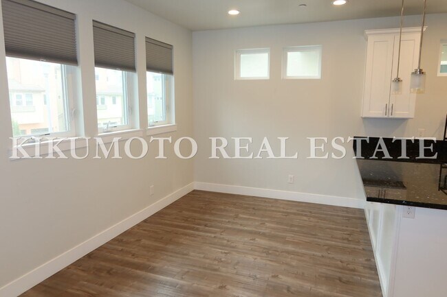 Building Photo - Modern & Elegant Tri-level home in the Riv...