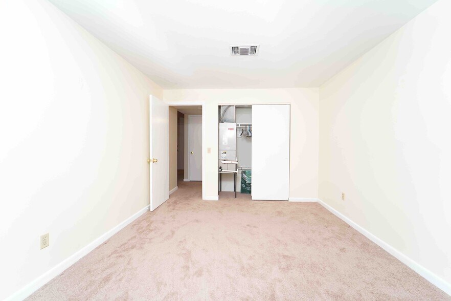 Building Photo - 176 Maple Ave