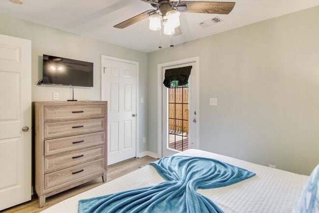 Building Photo - 5499 Medina Rd