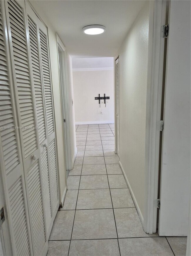Building Photo - 9320 Fontainebleau Blvd
