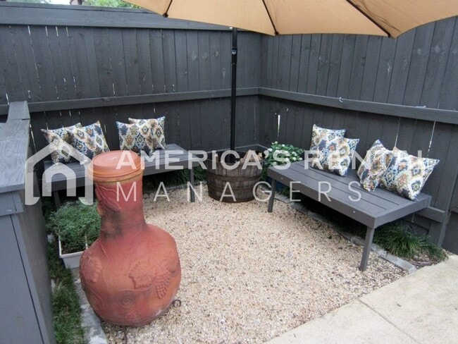 Building Photo - DEPOSIT PENDING! Beautiful Loft Style Town...