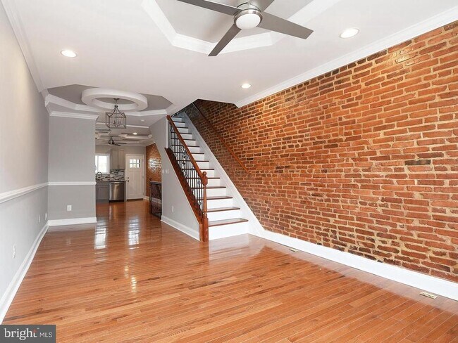 Building Photo - 2624 Llewelyn Ave