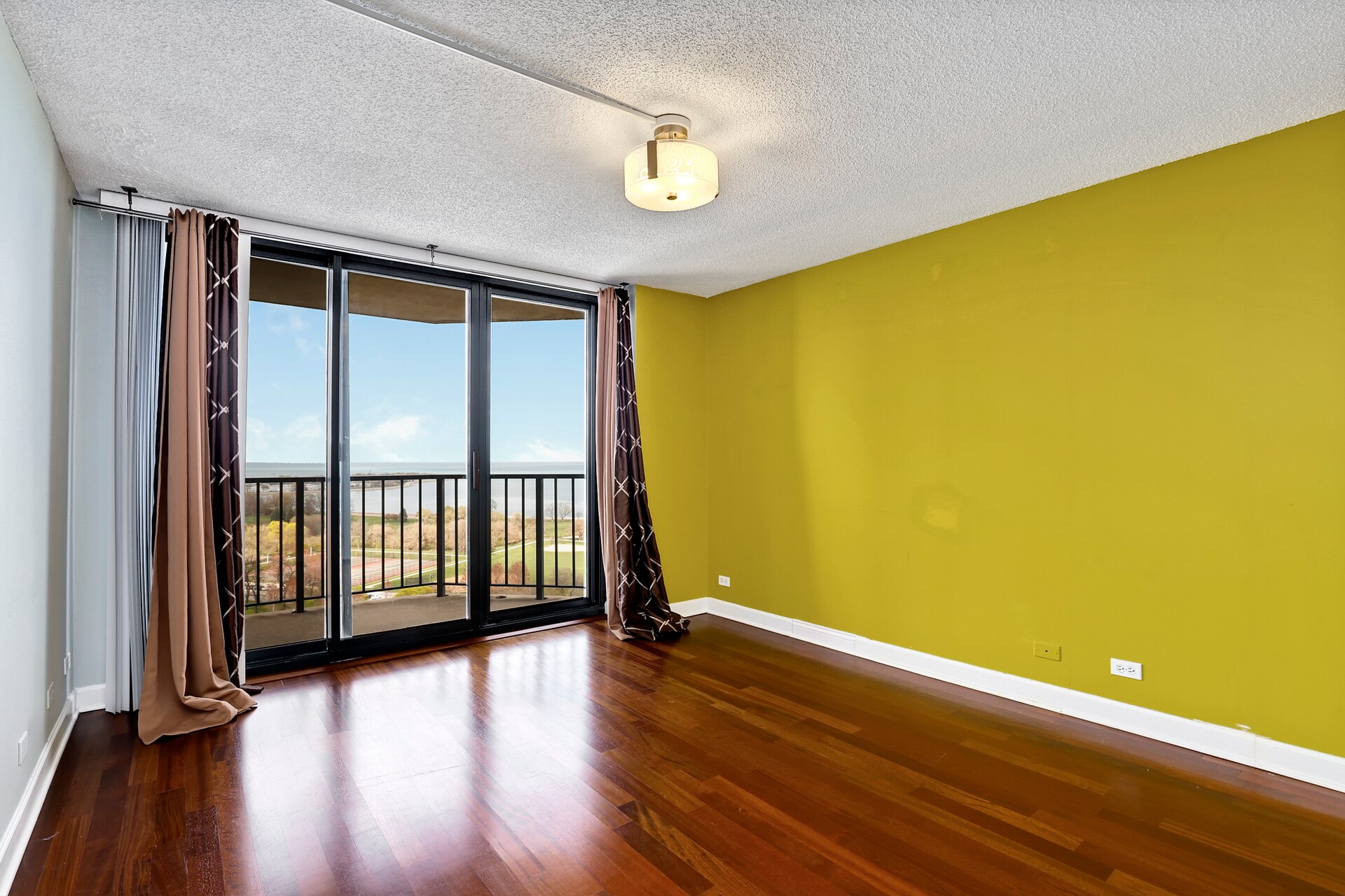 Guest Room - 3660 N Lake Shore Dr