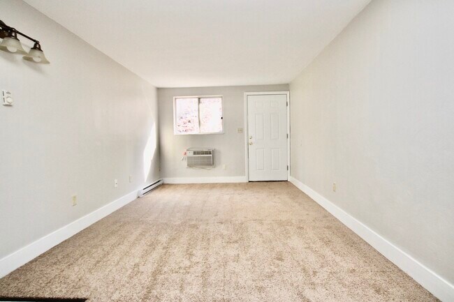 Interior Photo - OAK MANOR -- 052