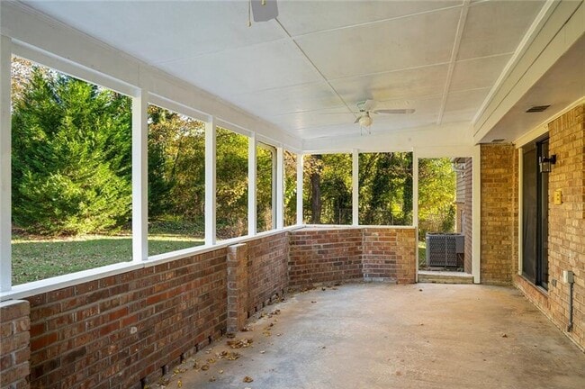 Building Photo - 2857 Fontainebleau Dr