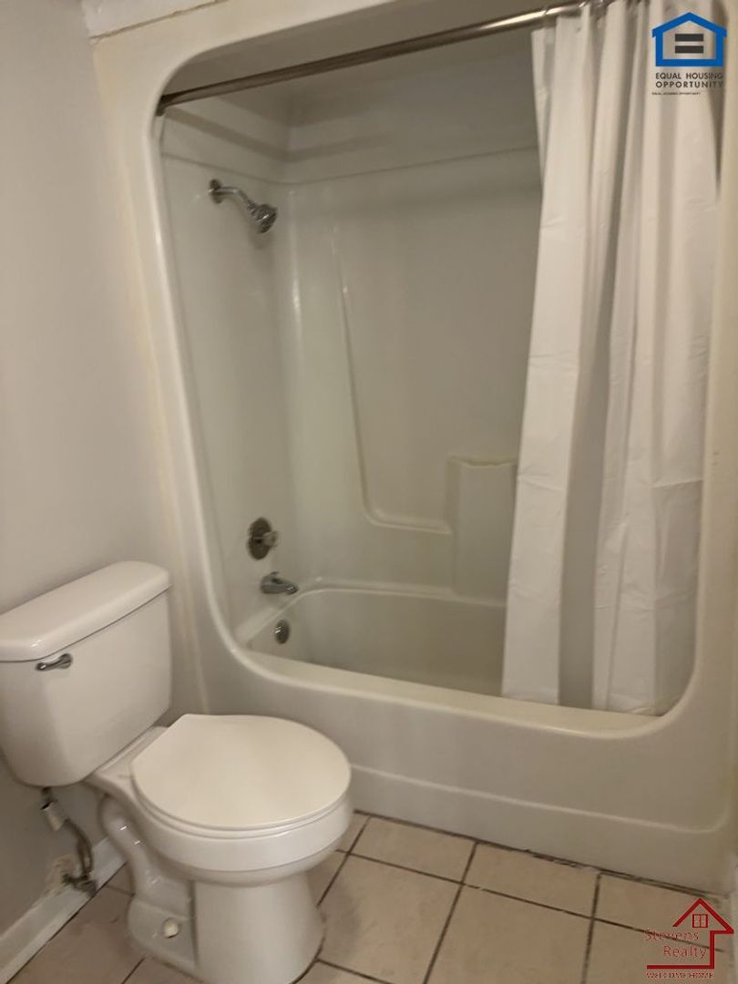 Building Photo - 915 S Seminole Dr