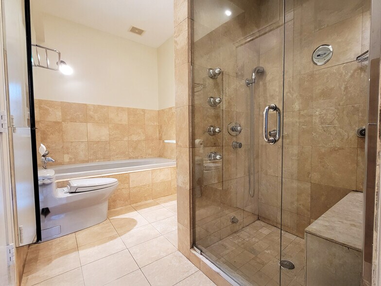 Building Photo - 1406 W Thorndale Ave