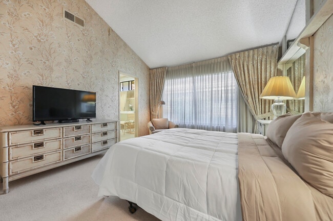 Building Photo - 175 Gran Via