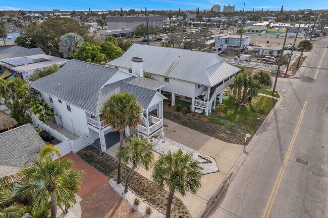 Building Photo - FURNISHED AVAILABLE JANUARY 2026. Beach Re...