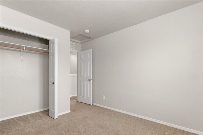 Building Photo - Beautiful Home 3 bed, 2.5 baths - Pet Friendly - Ready Now!