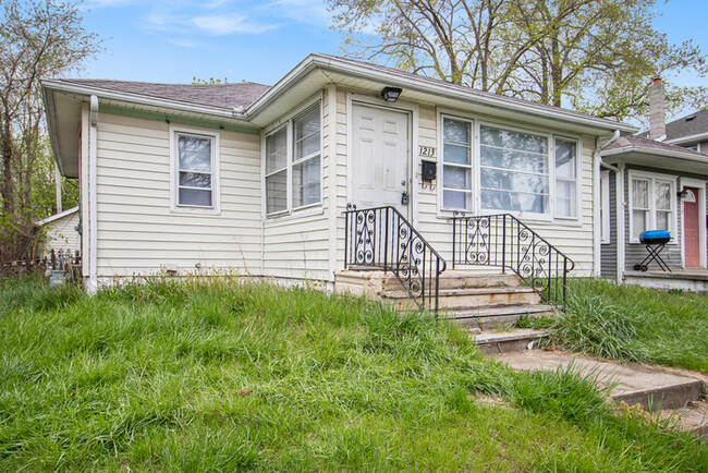 Building Photo - 1213 E Donald St