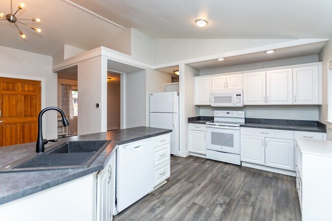 Building Photo - Beautiful 2-Bedroom, 2-Bath Home in Desirable Southwest Colorado Springs!