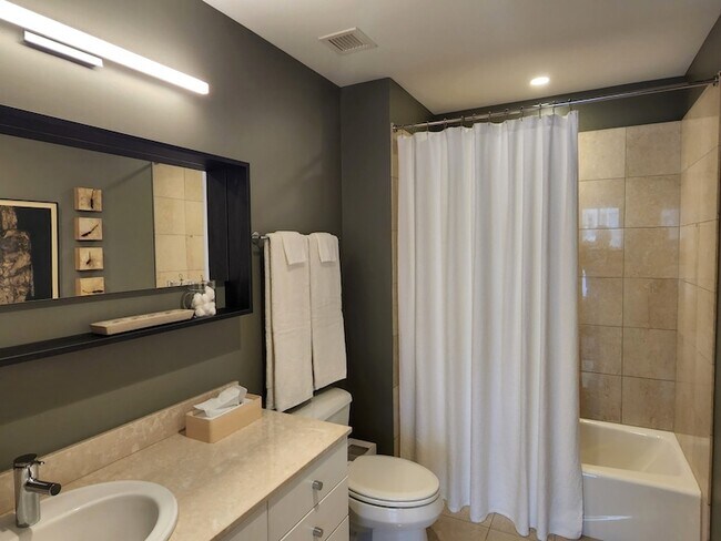 Building Photo - 8 E Randolph St