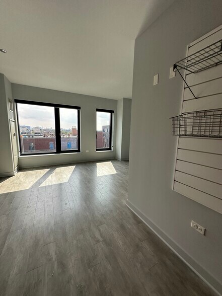 Building Photo - 1027 W Addison St
