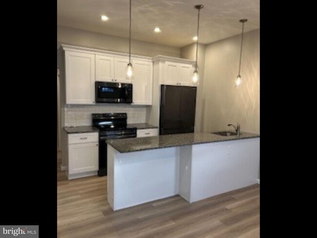 Building Photo - 187 Bridge St