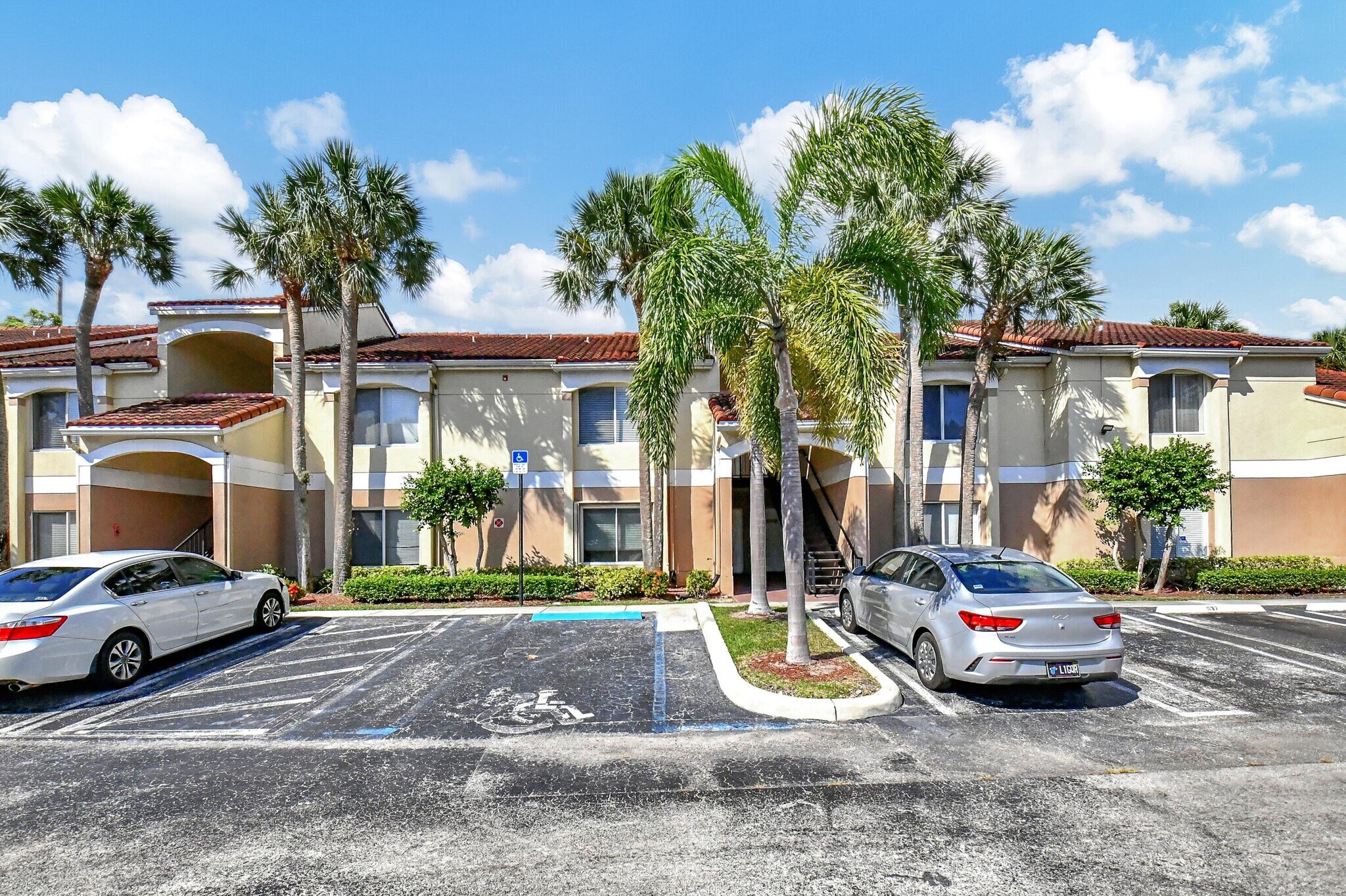 Building Photo - 815 W Boynton Beach Blvd