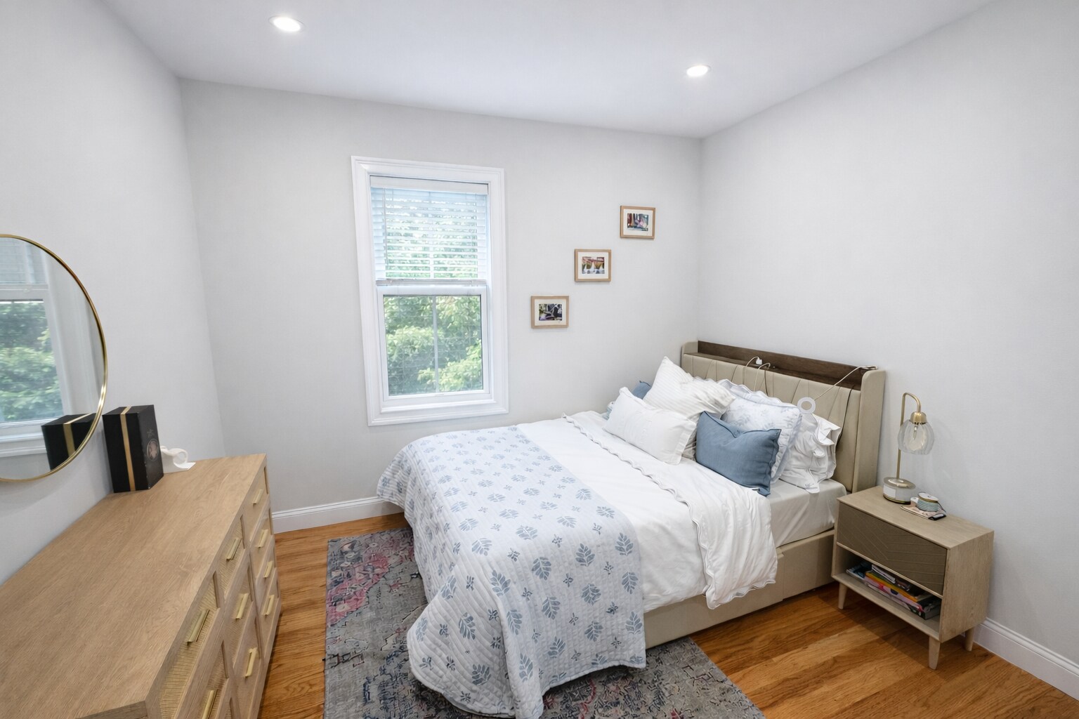 Building Photo - 910 E 4th St