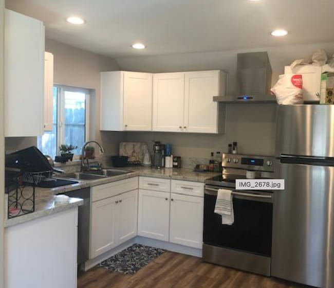Building Photo - ADORABLE 1 Bedroom Home w/ TONS of Extras!...