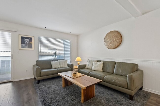 Building Photo - 3BR/2.5BA Townhouse in Courtyard Condos