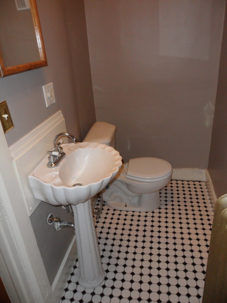 Building Photo - 1316 E 10th St