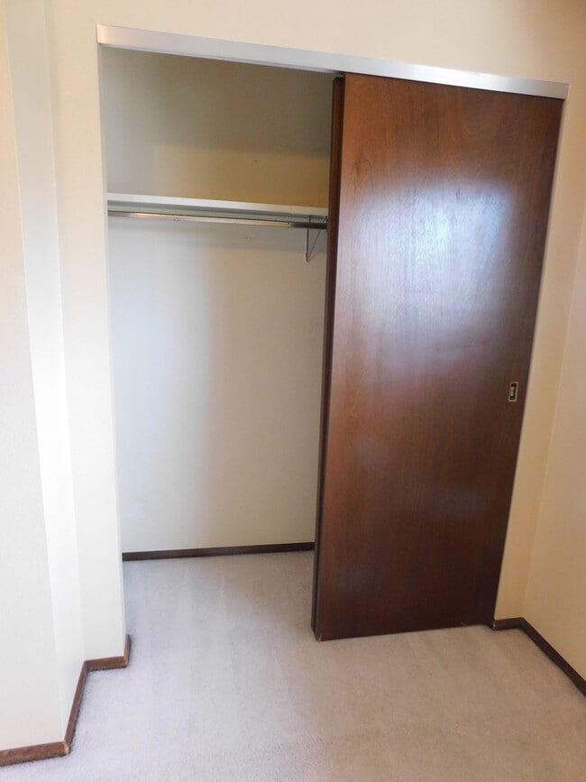 Building Photo - Beautiful 2 Bedrrom, 1.5 Bathroom Condo