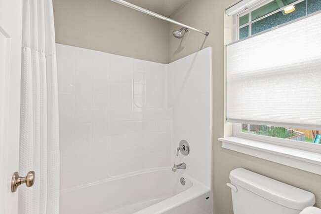 Building Photo - Modern 4-Bed Tacoma Home | Energy Efficien...