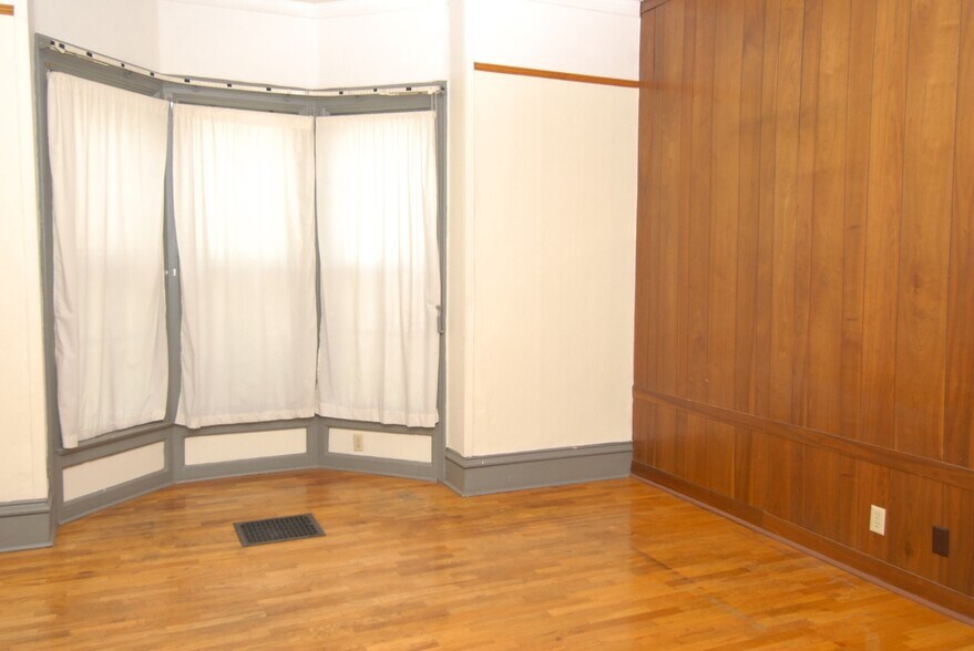 Building Photo - 1024 N Corona St