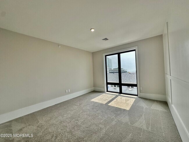Building Photo - 218 3rd Ave