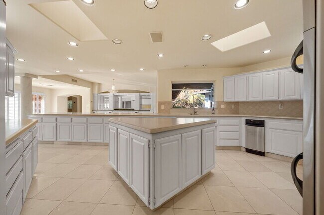 Building Photo - 18714 Bernardo Trails Dr
