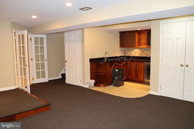 Building Photo - 323 Country Club Dr