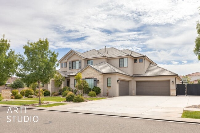 Building Photo - Gorgeous 5 bed 4 bath with AWESOME BACK YA...