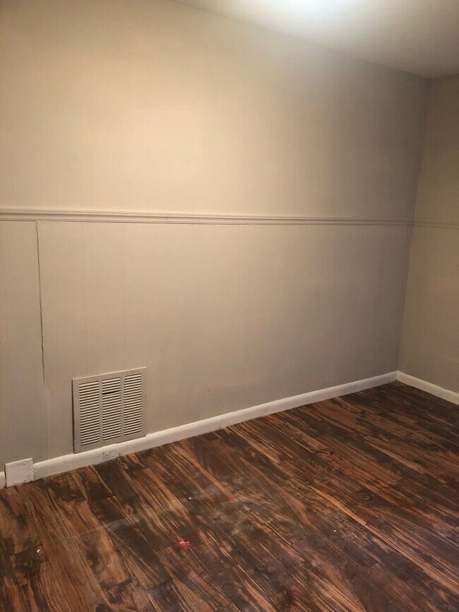 Building Photo - 2 Bedroom 1 Bath with Den Townhouse in Baltimore City