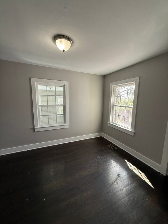 Building Photo - 4 Bed/1 Bath House