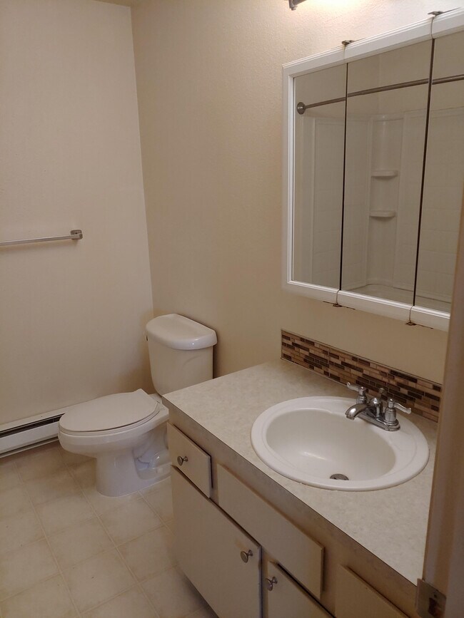 Building Photo - 823 S Cole Rd