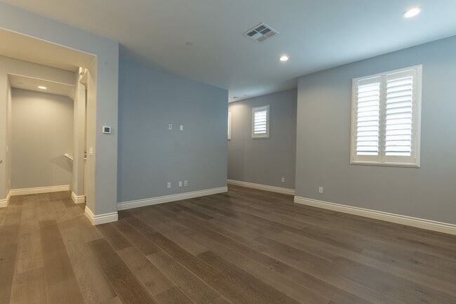 Building Photo - 2 Bedroom 2.5 Bath Townhome near Seabridge...