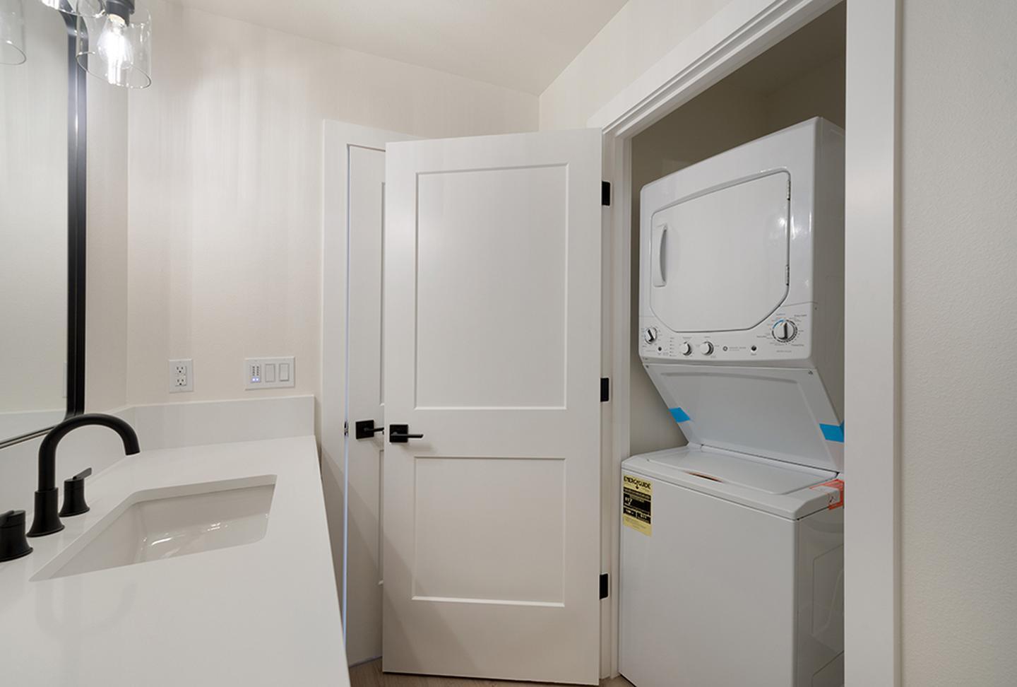 Building Photo - Modern University Park apartment by UP & Cathedral Park