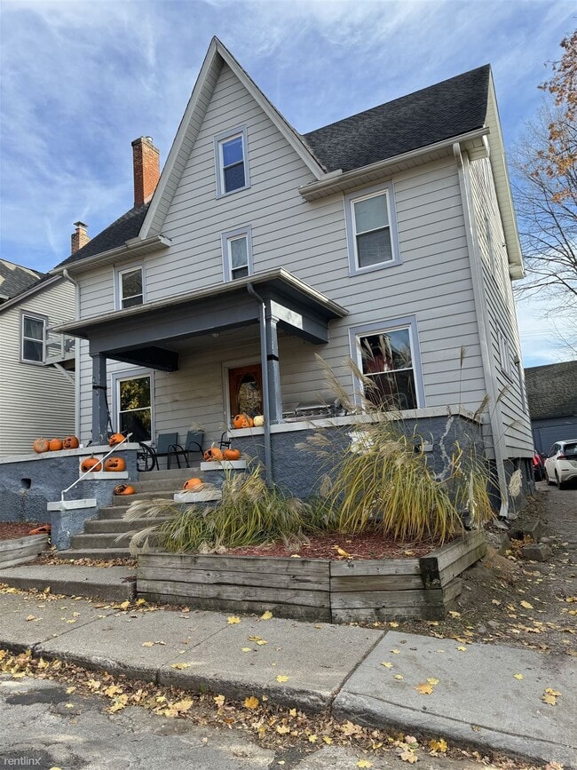 Building Photo - 8 br, 2.5 bath House - 428 Cross St