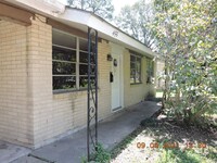Building Photo - Great Location in MidCity - 3BR/1BA House ...
