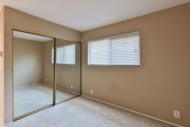 Building Photo - 8750 Villa La Jolla Dr